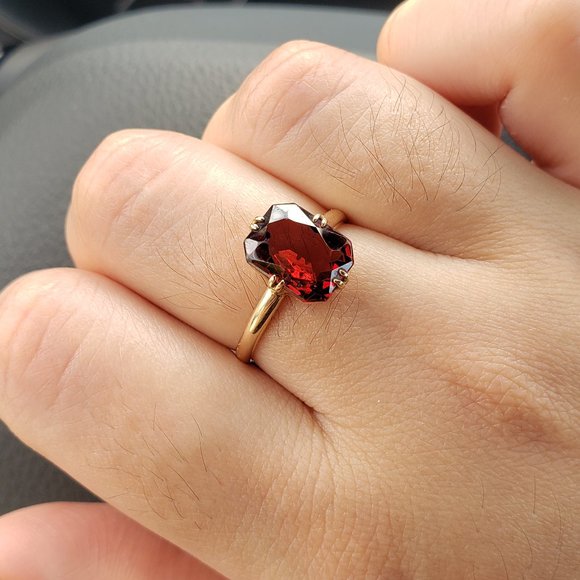 9k Vintage Gold Ring with Faceted Garnet - Picture 3 of 3